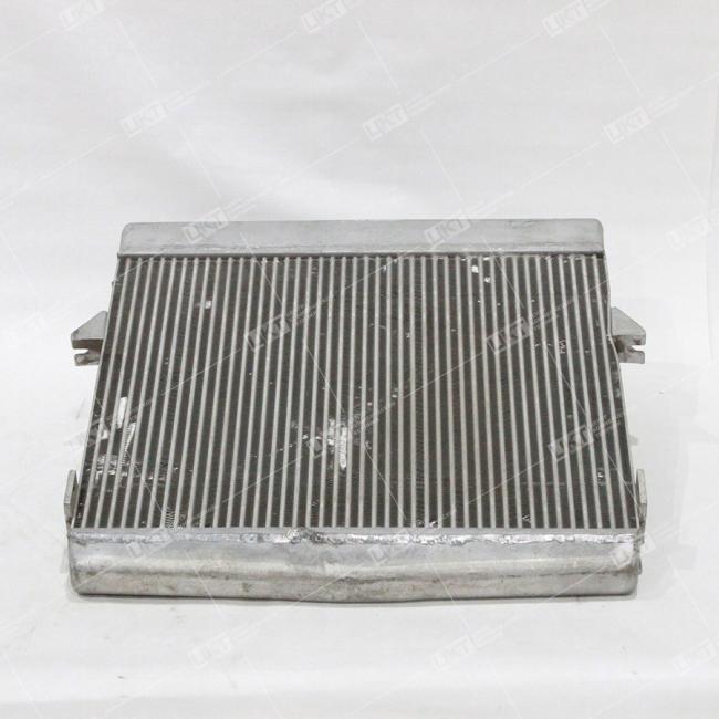 Фото: 1118Z24F-001 Интеркуллер (промежуточный охладитель воздуха) (C300, 6x6) 1118Z24F-001