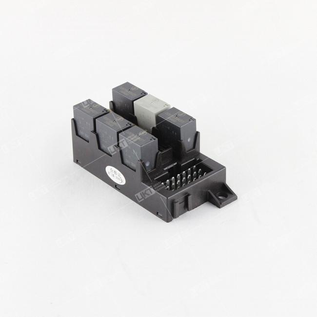 Фото: DZ97189584275 Блок реле и предохраниетелей SHACMAN X5000 (6 реле)